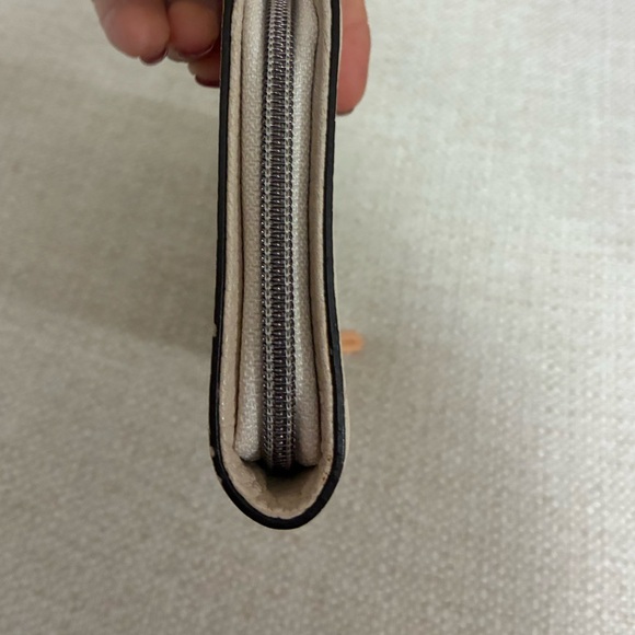 Michael Kors EUC Hamilton Traveler zip-around wallet cream/buff pebbled leather - Picture 7 of 15